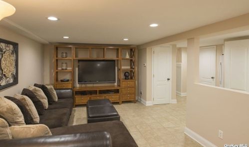 23 La Grange Pl, West Islip NY  11795-3816 exterior