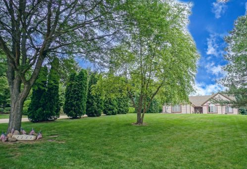 1250 Shelly Ln, Chenequa, WI 53029-1800