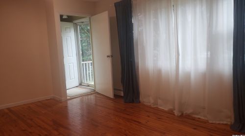 34 Commonwealth Ave, Lake Grove, NY 11755-1723