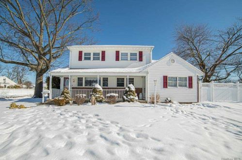 1281 Ivy Ln, North Wantagh, NY 11793-2622