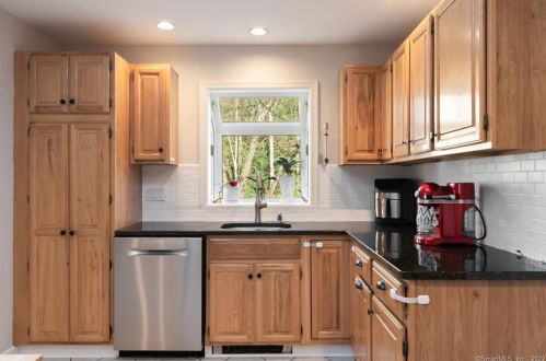 272 Old Grumman Hill Rd, Wilton CT  06897-4647 exterior