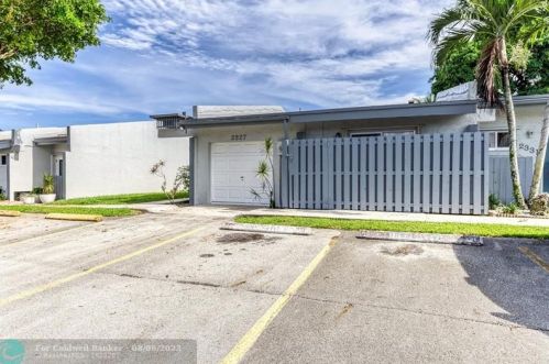 2327 37 Ave, Hollywood FL 33021-3626 exterior