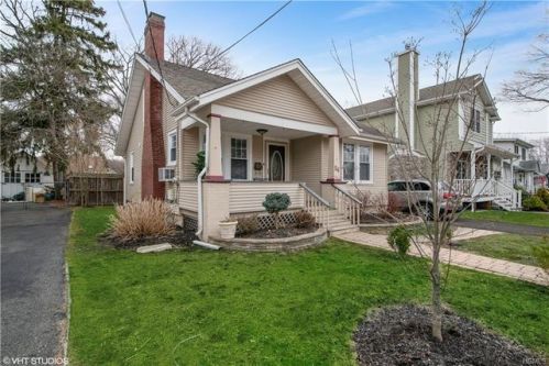 54 Prairie Ave, Airmont, NY 10901-6230