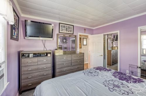 661 East Dr, North Lindenhurst NY  11757-3106 exterior