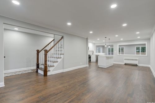 104 Woodoak Dr, Westbury NY  11590-1033 exterior