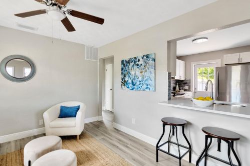 1047 48th Ave, Saint Petersburg FL  33703-3633 exterior