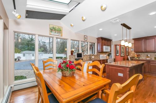 22 Stonywell Ct, Huntington Station NY  11746-5423 exterior