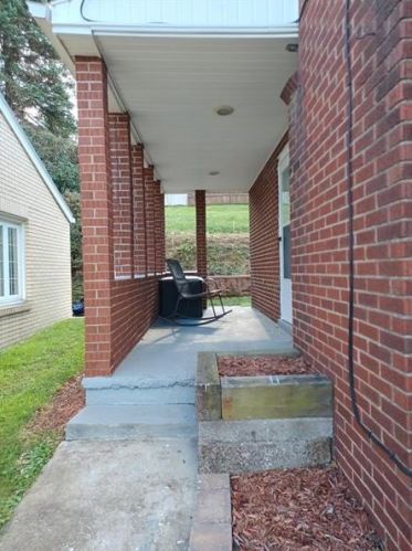 174 Summerfield Dr, Whitaker, PA 15120-3347