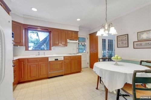 243 Burnside Pl, Ridgewood NJ  07450-1701 exterior