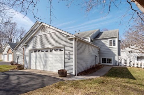 5759 Donegal Dr, Saint Paul, MN 55126-3701