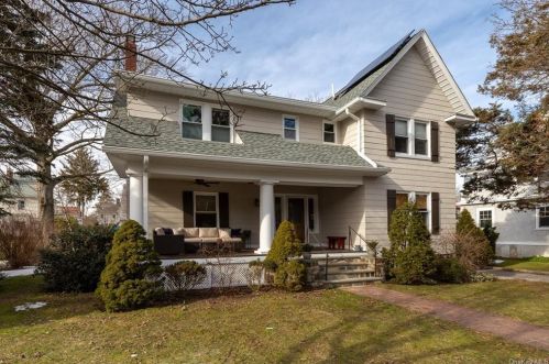 131 Manor Ln, New Rochelle, NY 10803-2410