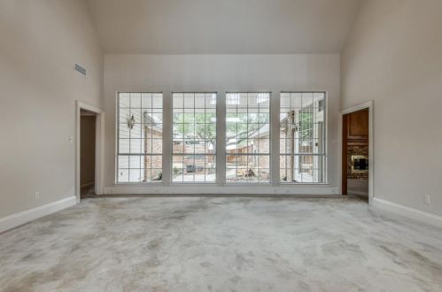 2401 Creekside Cir, Irving TX 75063-3355 exterior