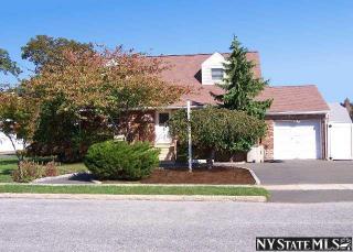 396 Greene Ave, North Lindenhurst, NY 11757-3861