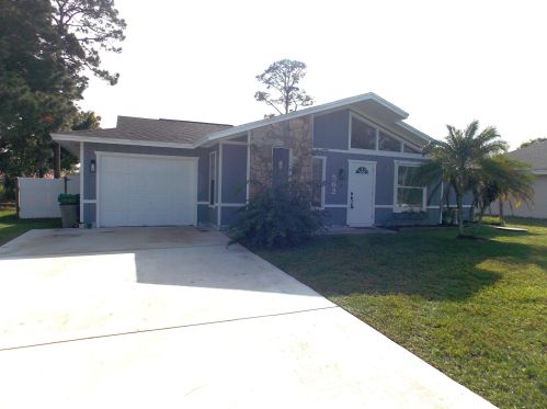 562 Eyerly Ave, Fort Pierce FL  34983-2944 exterior