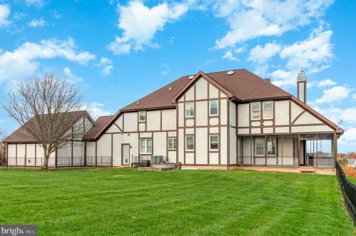 11 Thrush Dr, Carlisle PA  17015-7653 exterior