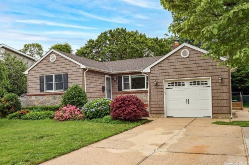 914 Oakland Ct, North Bellmore, NY 11710-1018