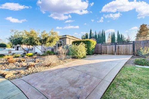 131 Feather Riv Cir, Vacaville CA 95688-8749 exterior