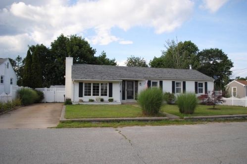 27 Maude Ave, Coventry, RI 02816-6370
