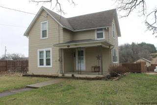 112 4th St, Earlville, IA 52041-2516