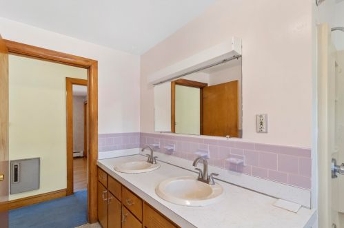 1 Cole St, Salem NH  03079-3931 exterior