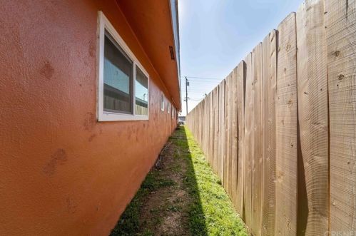 1437 Lake St, Bakersfield CA 93305-4841 exterior