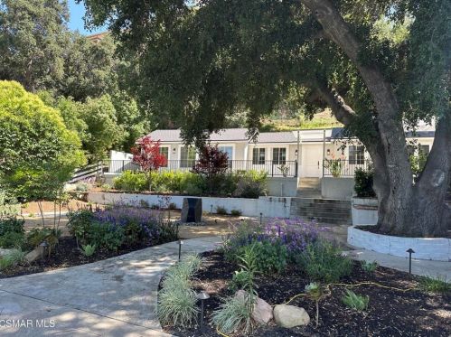 28366 Agoura Rd, Calabasas CA  91301-2406 exterior