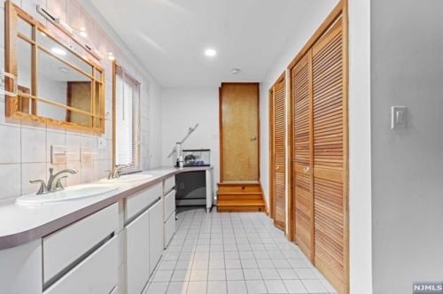 17 Hickory Dr, Oakland NJ  07436-2519 exterior