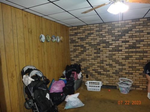 8 Wayne St, New Castle, PA 16102-1847