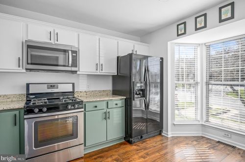 302 Hedgestone Ter, Leesburg VA  20176-4842 exterior