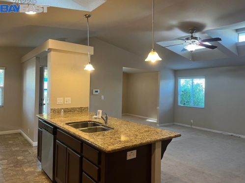 1462 Salamanca Ave, Hayward CA  94544-6256 exterior