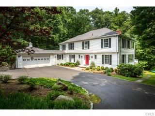 105 Chestnut Hill Ln, Stamford, CT 06903-3927