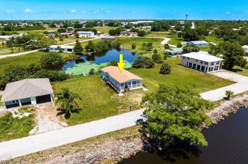 906 Riverside Dr, Moore Haven, FL