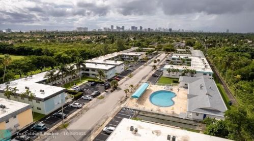 1401 12th Ct, Hollywood FL  33019-3258 exterior