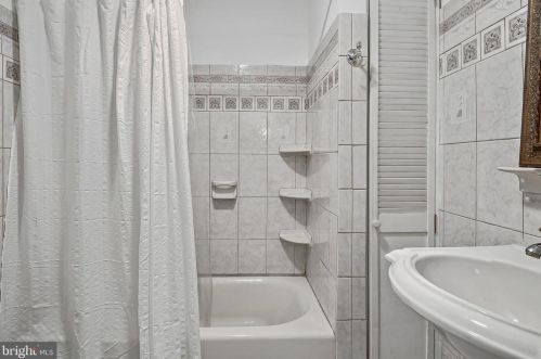 5001 Sunset Dr, Harrisburg PA  17112-2168 exterior