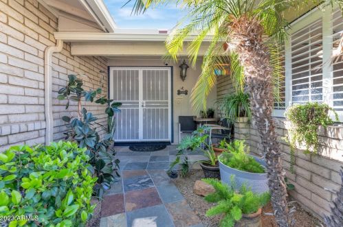 2943 Cannon Dr, Phoenix, AZ 85028-3809