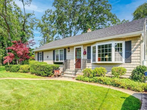 50 Beaver Ln, Babylon, NY 11704-5105