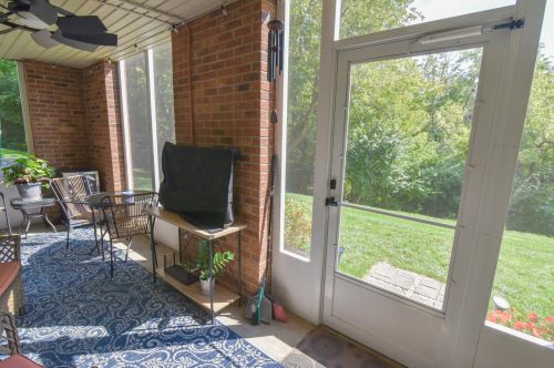 302 Keeneland Dr, Newport KY  41075-4071 exterior