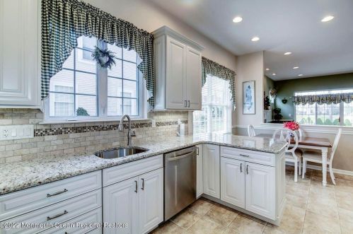 6 Seminole Ct, Jackson Twp NJ  08527-4042 exterior