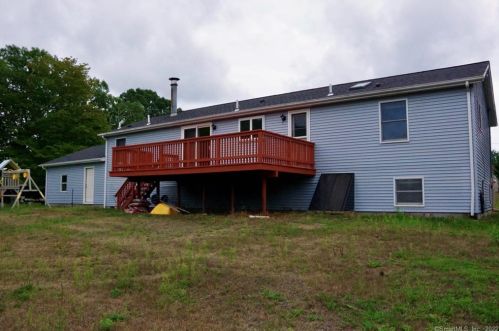 2 Stone St, Waterford, CT 06385-1549