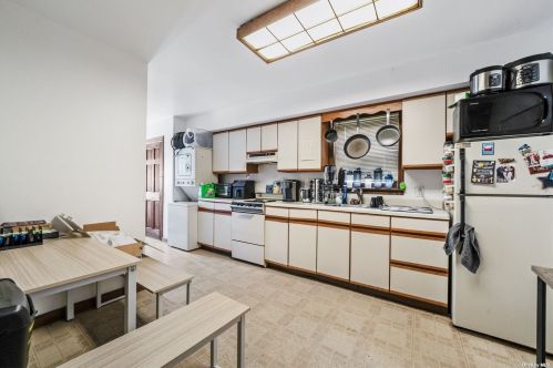 24 Gary St, North Lindenhurst NY  11757-3842 exterior