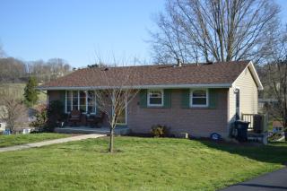 6 Sandy Dr, Jeannette, PA 15644-1043