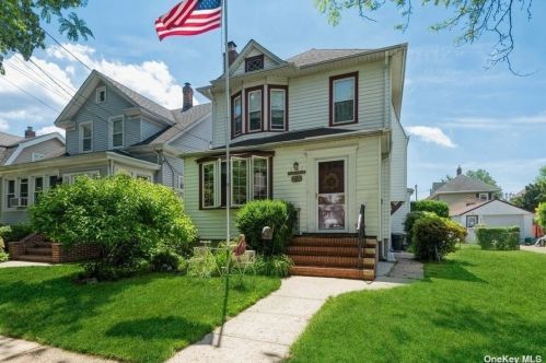 48 Elizabeth St, Floral Park, NY 11001-2110