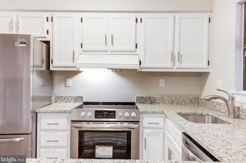 2053 Headlands Cir, Herndon VA  20191-3642 exterior