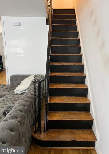 6810 Guyer Ave, Philadelphia PA 19142-2518 exterior