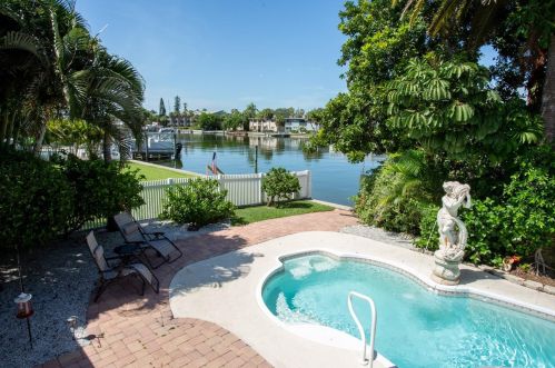 12050 4 St, Saint Petersburg FL  33706-4426 exterior