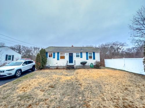 86 Hancock Dr, North Kingstown, RI 02852-1809
