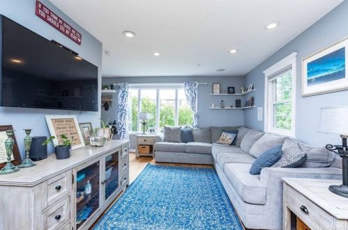 755 Hancock Pl, North Lindenhurst NY  11757-6904 exterior