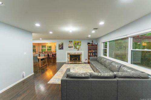 4 Hillside Ter, Airmont NY  10901-2105 exterior