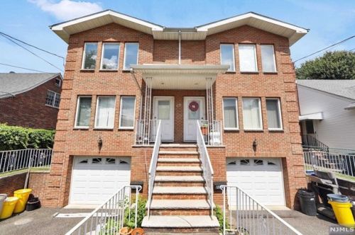 467 3rd St, Palisades Park, NJ 07650-1748