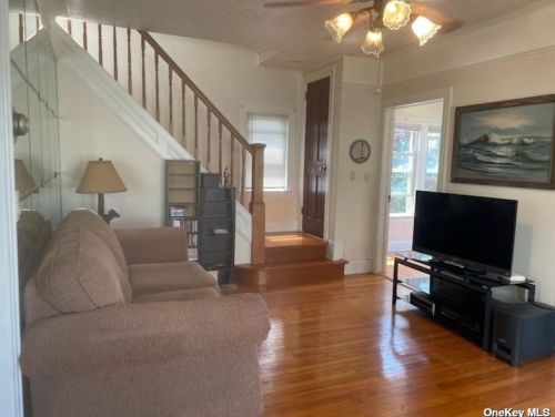 10 Maple Dr, North Lindenhurst NY  11757-1308 exterior